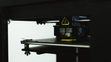 Otomatik 3d yazıcı makinesinde fiziksel plastik model yazdırma işlemi. Katkı teknolojileri, 3d baskı ve prototip endüstrisi konsepti