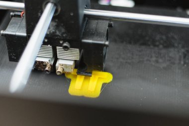 Otomatik 3d yazıcı makinesinde fiziksel plastik model yazdırma işlemi. Katkı teknolojileri, 3d baskı ve prototip endüstrisi konsepti
