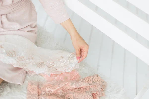 Renda nas mãos do mestre. A costureira segura o tecido em suas mãos e faz o encaixe . — Fotografia de Stock