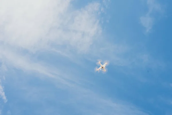 Drone against the blue sky. quadcopter shoots the plot from above. — Stock Photo, Image