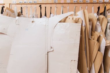 Dikiş desenleri duvara asılır. birçok nakış taç. giyim endüstriyel üretim,