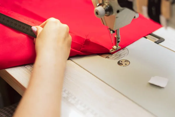 Schneider misst Stoff mit dem Lineal. Frau arbeitet in einer Bekleidungsfabrik — Stockfoto