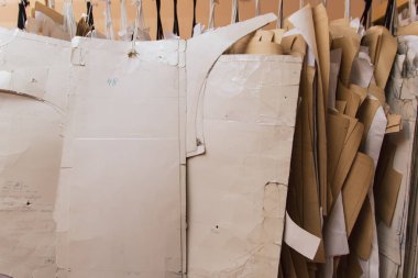 Dikiş desenleri duvara asılır. birçok nakış taç. giyim endüstriyel üretim,