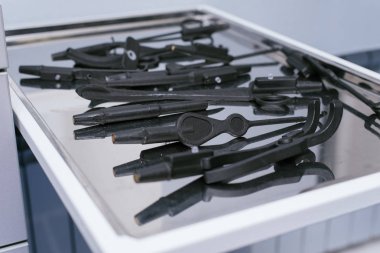 Sanal cerrahi için doğal olmayan tıbbi aletler ve aksesuarlar. Plastik forsepsler, kelepçeler, 3d operasyonlar için tıbbi cihazlar.