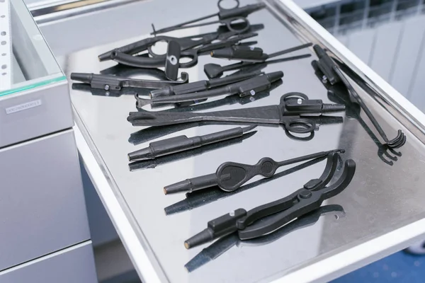 Instrumentos médicos antinaturales y accesorios para cirugía virtual. Pinzas de plástico, pinzas, dispositivos médicos para operaciones 3D . — Foto de Stock