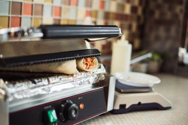shawarma döner bir fast food restoranda elektrikli fırında pişmiş.