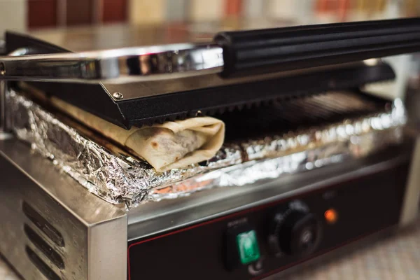 Shawarma doner assado em um forno elétrico em um restaurante fast food . — Fotografia de Stock