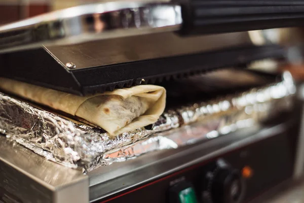 Shawarma doner horneado en un horno eléctrico en un restaurante de comida rápida . — Foto de Stock