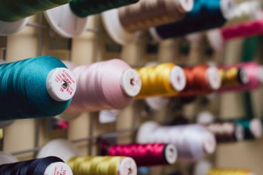 Terzi dükkanında asılı iplik makaraları. Dikiş makinesi için skeins bir dikiş dükkanında asmak.