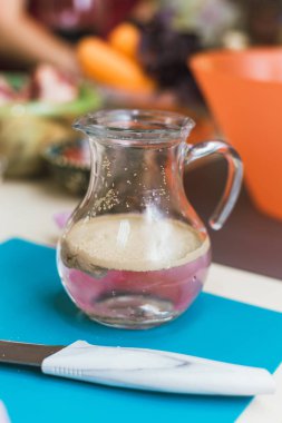 Cook hamur için püre almak için maya üzerine kaynar su döker. Kaynar su ile maya seyrelterek hamur yapma