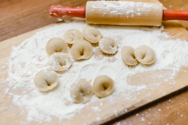 tahtada köfte modelleme. yarı mamullerin mutfağında pişirme. yassı