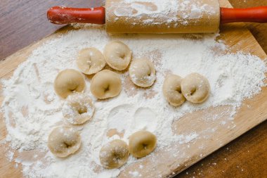 tahtada köfte modelleme. yarı mamullerin mutfağında pişirme. yassı