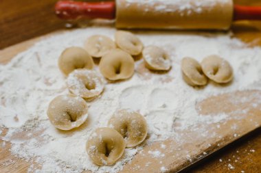 tahtada köfte modelleme. yarı mamullerin mutfağında pişirme. yassı