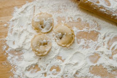 tahtada köfte modelleme. yarı mamullerin mutfağında pişirme. yassı