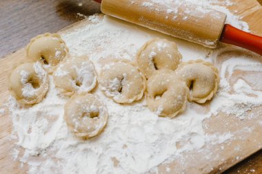 tahtada köfte modelleme. yarı mamullerin mutfağında pişirme. yassı