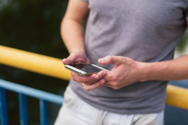 sokakta bir adamın elinde telefon. mobil, sosyal ağlara bağımlılık. Modernite sorunu