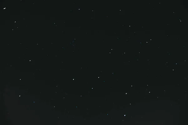 Noční hvězdnaté nebe. Pozadí prostoru. Spousta hvězd na tmavém nočním pozadí — Stock fotografie