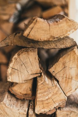 Yakacak odun ve yanma kütükleri. Ahşap kütükler birbirinin üzerinde yatıyor..