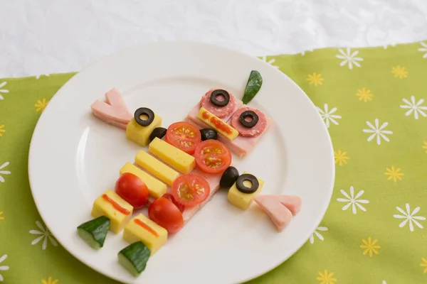 Їжа у вигляді робота. Дитяча їжа на зеленому фоні . — стокове фото