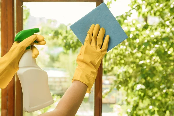 Mädchen in gelben Handschuhen mit Waschmittel wäscht Plastikfenster. Reinigungsfirma für Haus und Fenster — Stockfoto