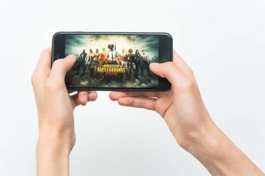 Samara, Rusya -07, 29, 2019: Genç bir adam Iphone 8 Plus'ta Pubg oyunu oynuyor. Beyaz bir arka plan üzerinde bir oyun Playerunknown's Battlegrounds ile elinde bir telefon tutan genç çocuk