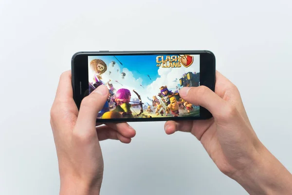 Samara, Russia - 07, 29, 2019: Descargar juego Clash of clans. Jugar en el iPhone 8 plus en el popular juego móvil. Aislado — Foto de Stock