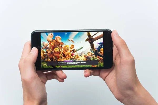 Samara, Russia - 07, 29, 2019: Descargar juego Clash of clans. Jugar en el iPhone 8 plus en el popular móvil juego . — Foto de Stock