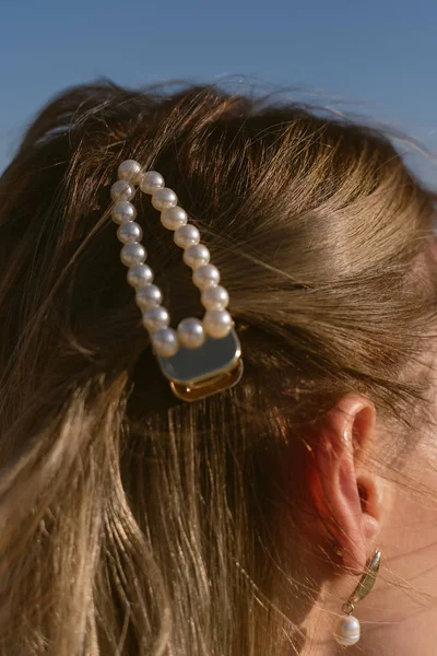 Parel haarspeld in het haar van een blond meisje. Stijlvolle Barrette — Stockfoto