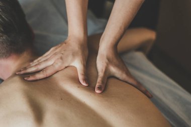 Bir erkeğe sırt masajı yapılır. Masaj masasında rahatlama. Güzel renkli