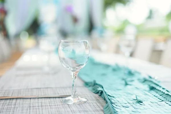 户外午餐在阳光下。带酒杯的蓝色桌子 — 图库照片