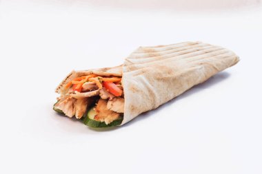 Gölgesi olan izole shawarma. Tavuk eti, domates, pide de salatalık yapılan oryantal gıda