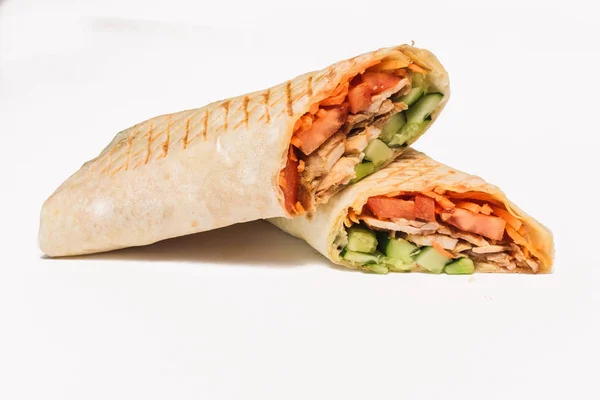 Geïsoleerde shoarma met een schaduw. Oosterse gerechten gemaakt van kippenvlees, tomaten, komkommers in Pita brood — Stockfoto