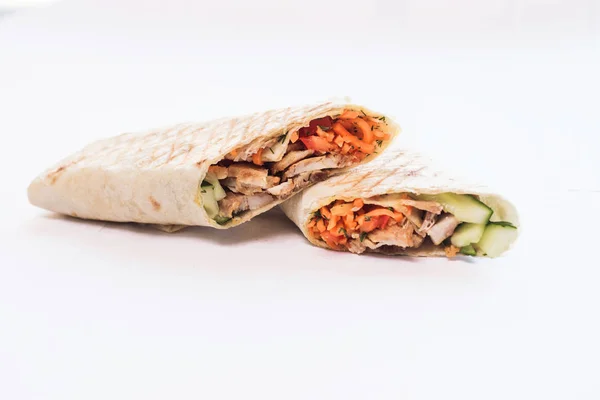 Shawarma isolado com uma sombra. Comida oriental feita de carne de frango, tomates, pepinos em pão pita — Fotografia de Stock