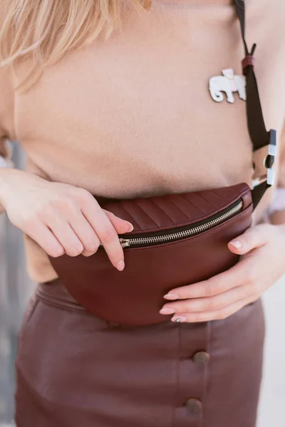 Waist burgundy leather fashion bag on the girl's hip. 2019 trend — Stock Photo, Image