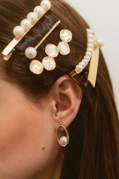 Stylish hairpins for a dark-haired girl. Pearl Earrings. — Stock fotografie