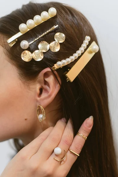 Stylish hairpins for a dark-haired girl. Pearl Earrings — Stock fotografie