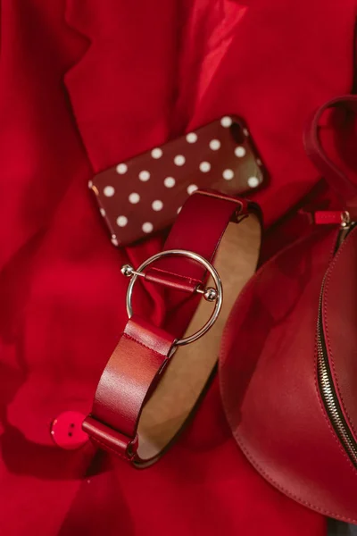 Rote und weinrote Accessoires. Polka Dot Cover, Gürtel, Mantel und Taille Tasche — Stockfoto