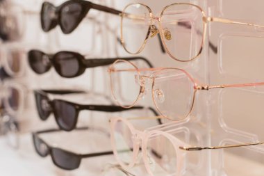 şık trendy plastik gözlük ile raf. Şık gözlük perakende satışı