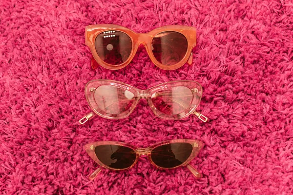 ピンクの背景にプラスチックスタイリッシュなメガネ。トレンドサングラス — ストック写真
