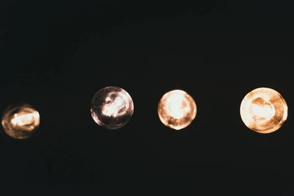 Žárovkami z retro stylu. Žárovky ve tmě — Stock fotografie