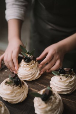 Şekerlemeci bir düğün tatlısı yaratır. Kız beze, çikolata ve çilek tatlı tatlı toplar.