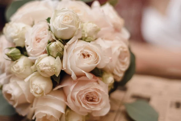 Buquê de casamento delicado em um contexto de uma noiva jovem em um café. Buquê de rosas leves e flores — Fotografia de Stock