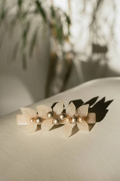 Hermosa horquilla de plástico delicado color melocotón con flores para la novia. accesorio de boda . — Foto de Stock