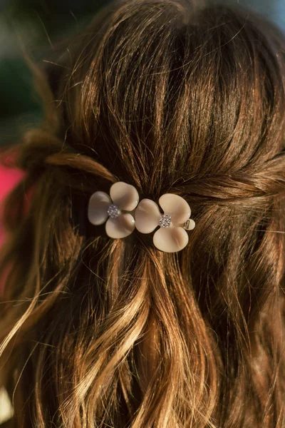 Красива пластикова шпилька ніжного персикового кольору з квітами для нареченої на волоссі дівчини. весільний аксесуар . — стокове фото