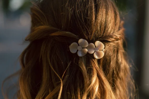 Schöne Kunststoff-Haarnadel zarte Pfirsichfarbe mit Blumen für die Braut auf dem Haar des Mädchens. Hochzeitsaccessoires — Stockfoto