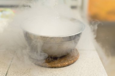 Metal bir kasede sıvı nitrojen dumanı. Sıvı nitrojen ile laboratuvar deneyleri