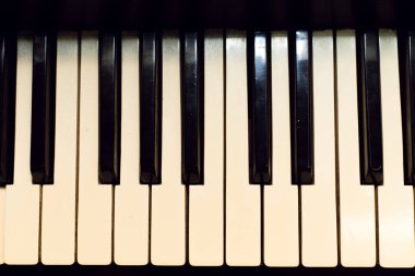 Klasik bir fildişi piyanonun anahtarları. Yukarıdan görüntüle.