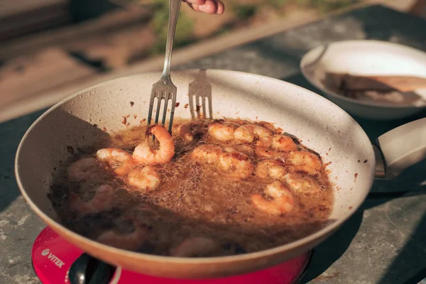 Frite os camarões em azeite quente. Grill ao ar livre — Fotografia de Stock