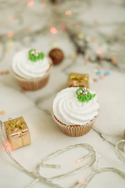 Los dulces de Año Nuevo sobre la mesa de mármol. Pastelitos de Navidad decorados con masilla y crema — Foto de Stock