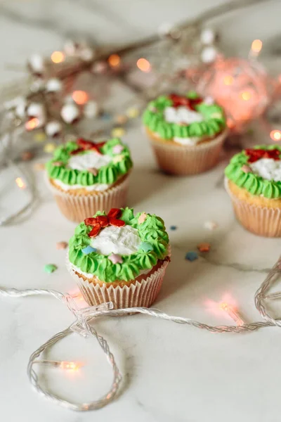Los dulces de Año Nuevo sobre la mesa de mármol. Pastelitos de Navidad decorados con masilla y crema — Foto de Stock